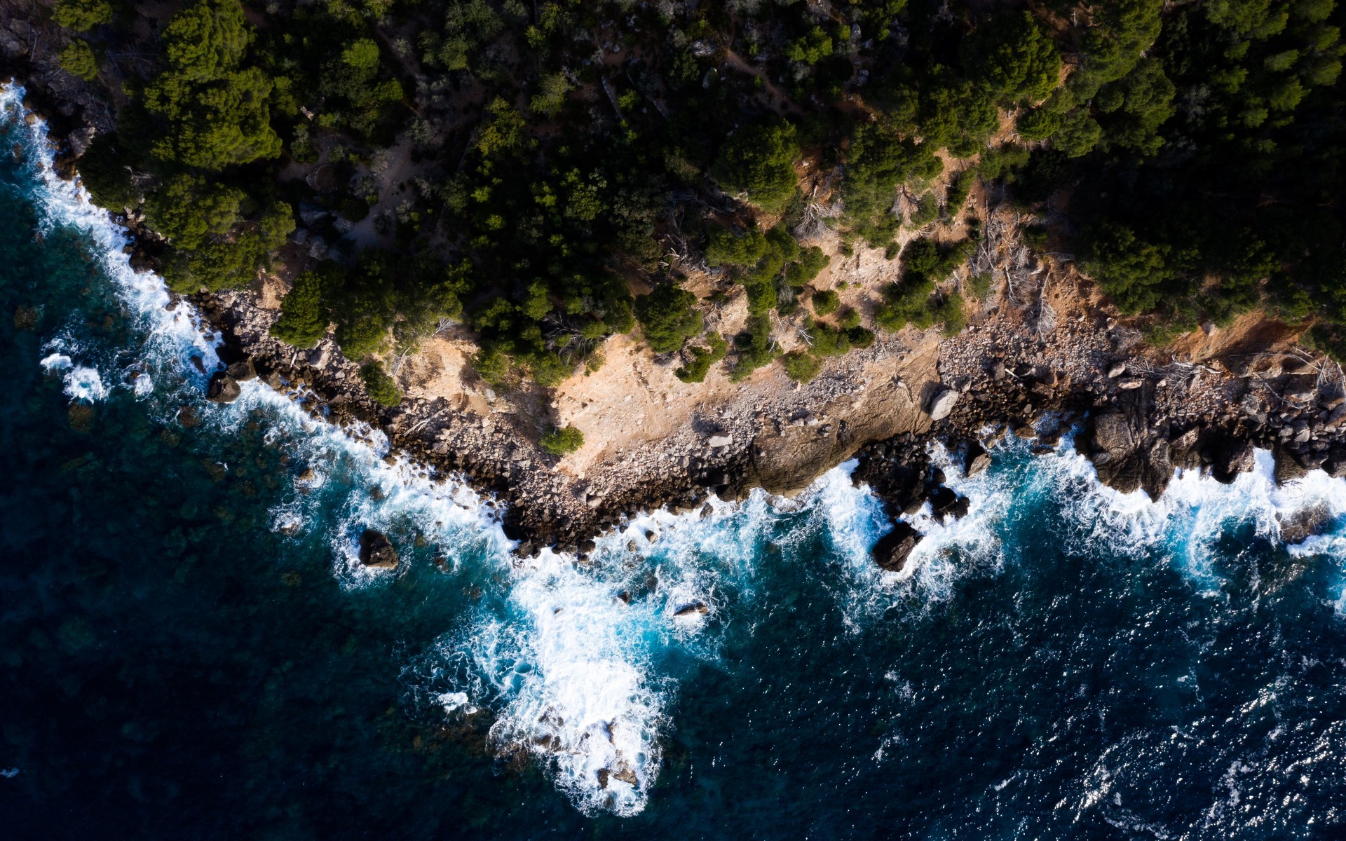 Widok na plażę i morze Śródziemnomorskie.